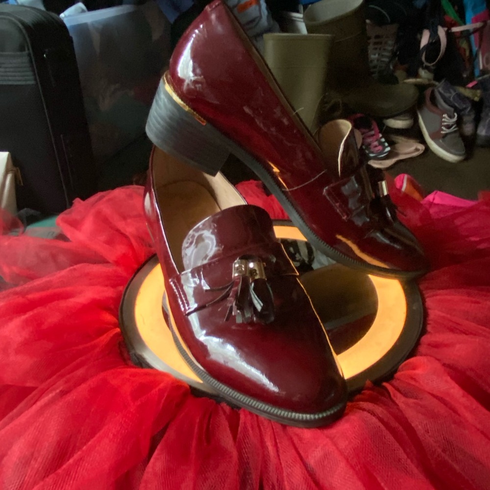 BNWOB Belle burgundy patent loafers